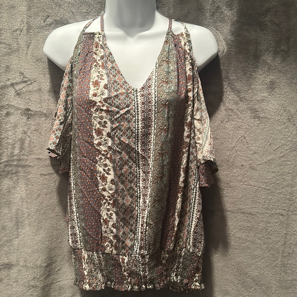 Buckle Daytrip cold shoulder short sleeve shirt.